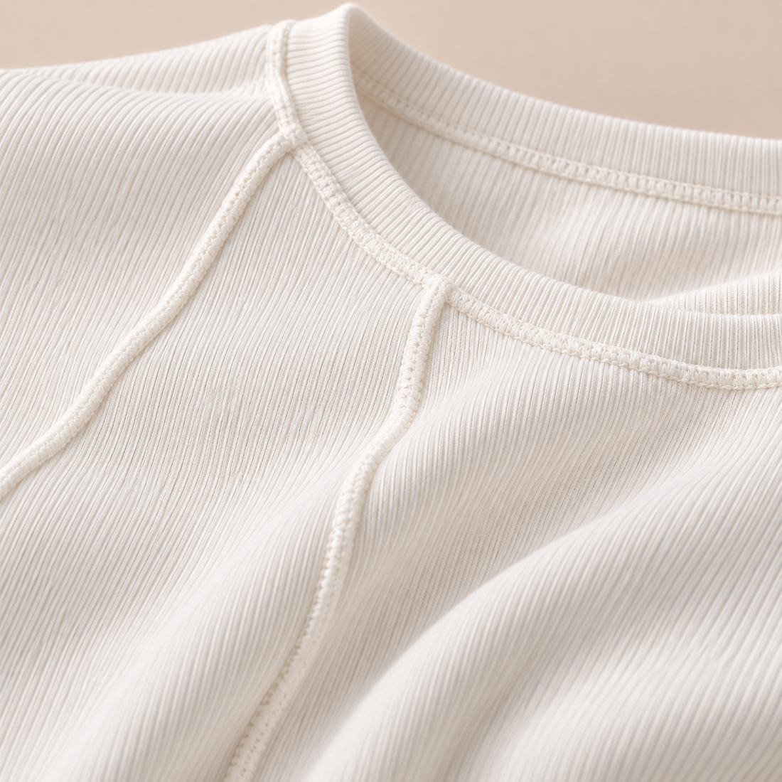 Langærmet croptop til dame i ribstrik