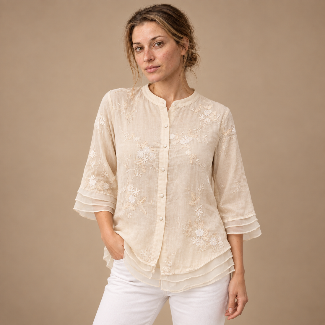 Bluse til dame med blomsterbroderi og trekvartærmer