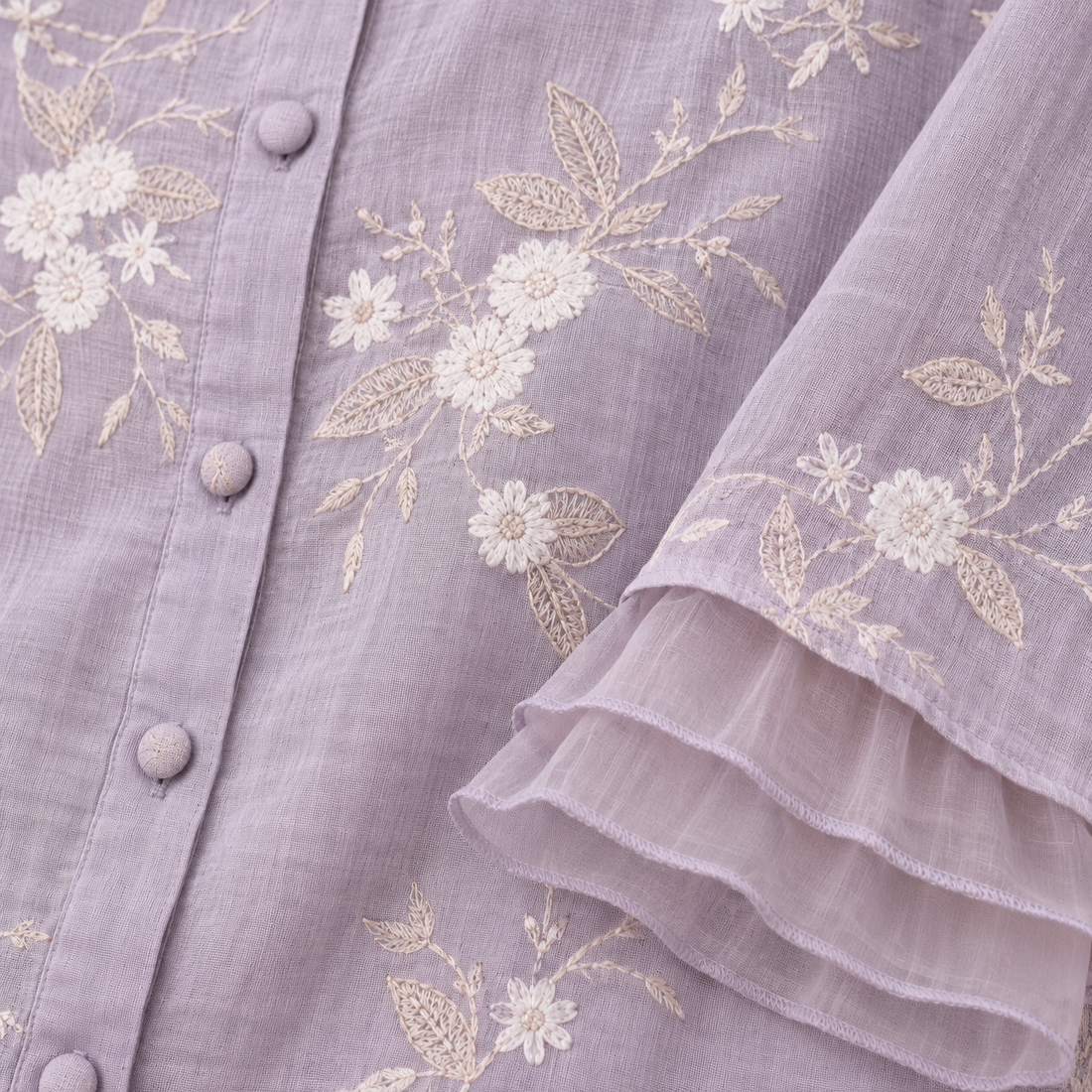 Bluse til dame med blomsterbroderi og trekvartærmer