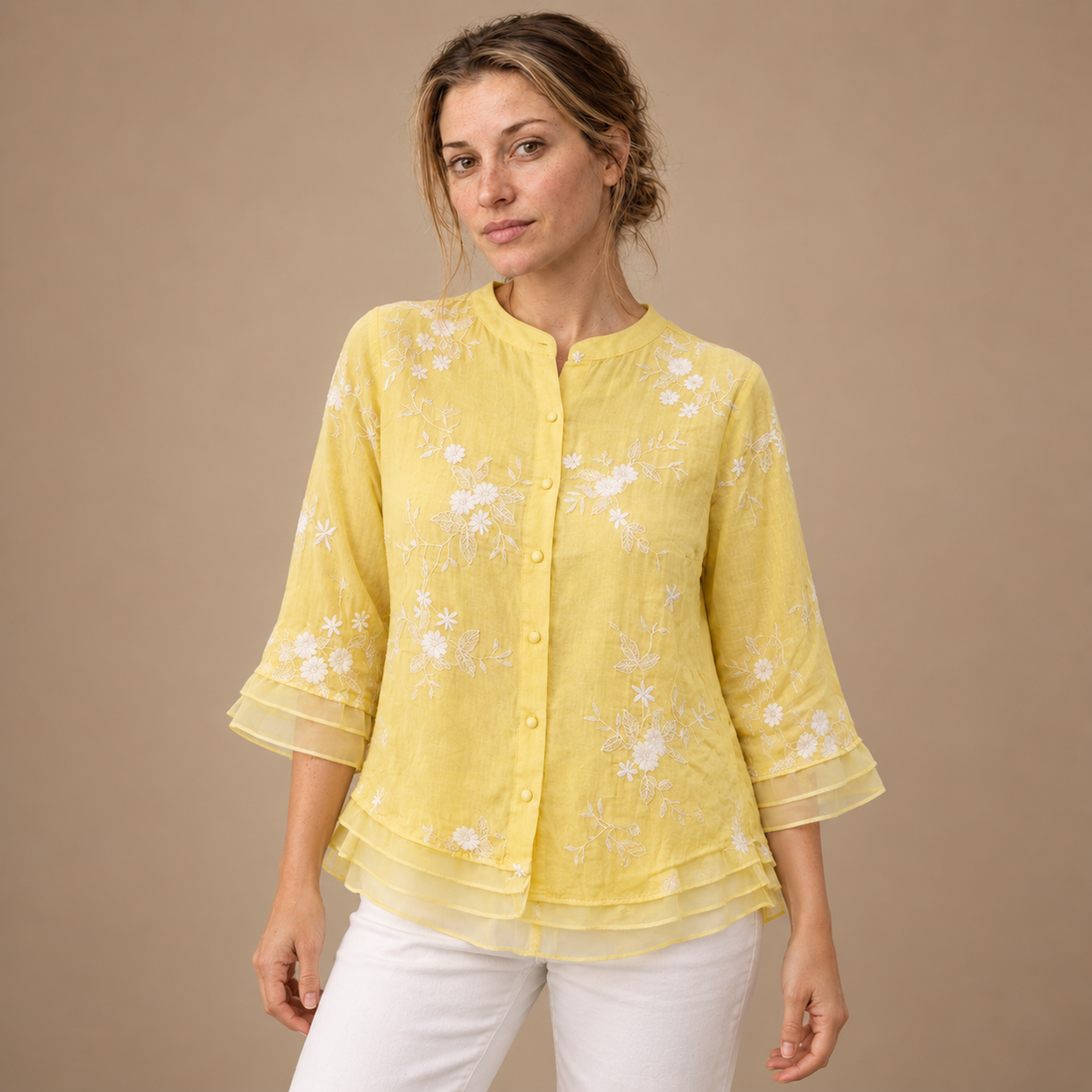 Bluse til dame med blomsterbroderi og trekvartærmer
