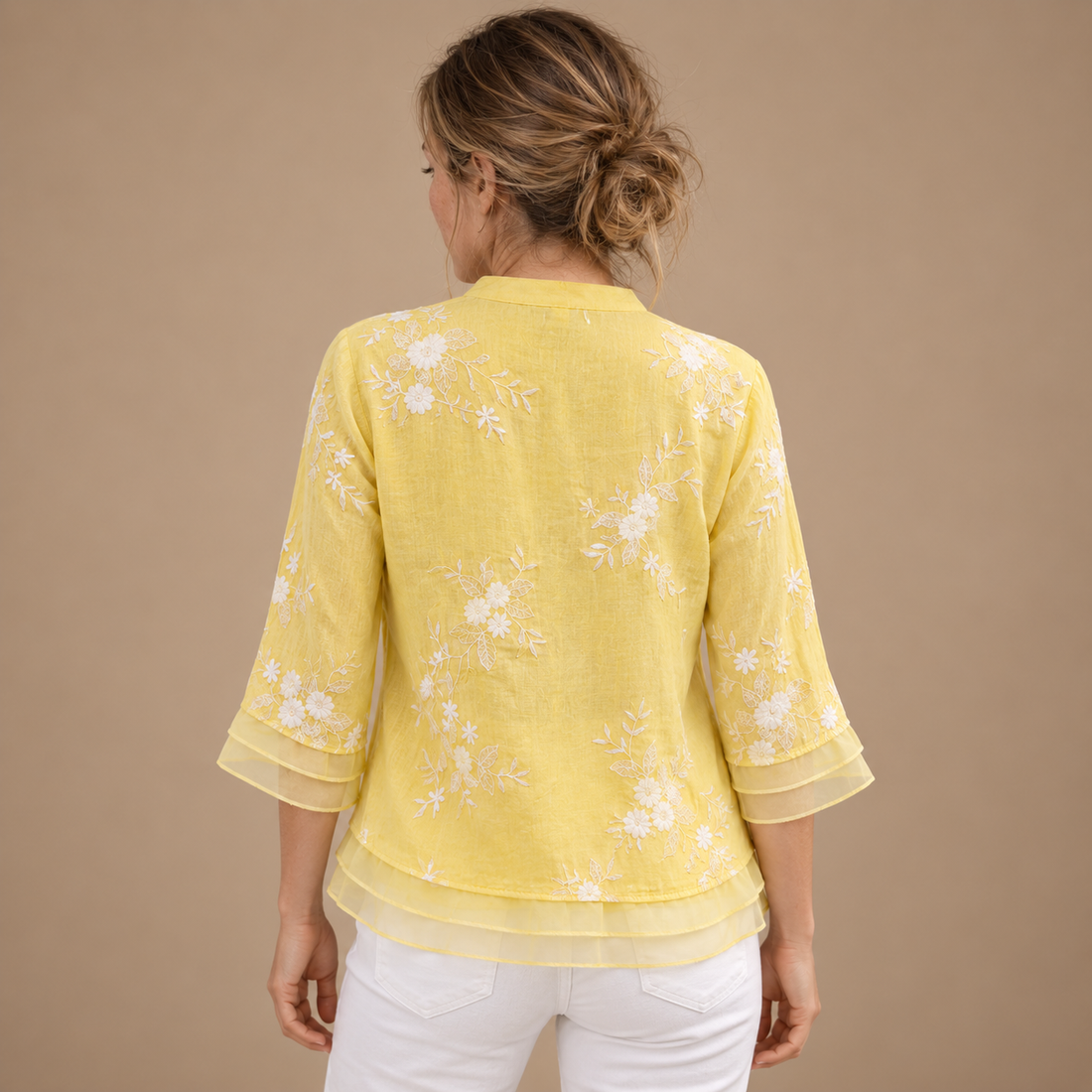 Bluse til dame med blomsterbroderi og trekvartærmer
